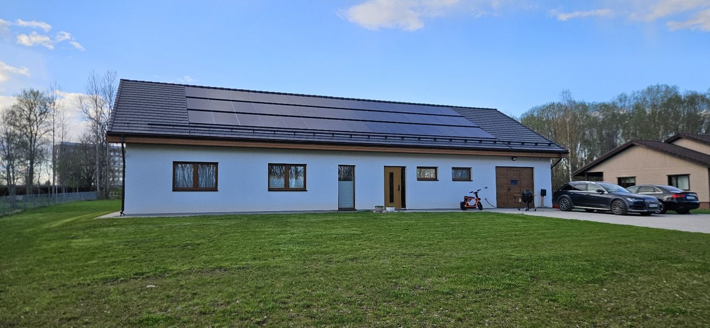 Single-storey home with integrated solar on the south roof plane